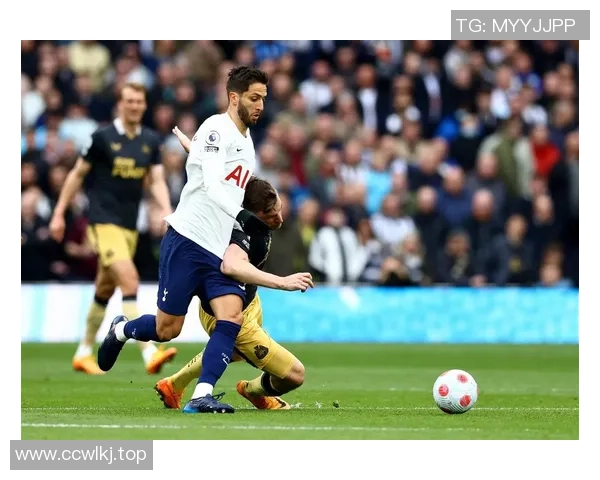 本坦库尔因铲球染红离场乌拉圭队在友谊赛中以1比5落后美国队